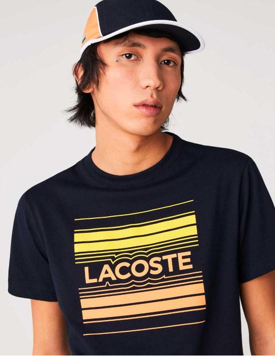 Camiseta de hombre marca Lacoste Sport con estampado de logo estilizado en color azul marino
