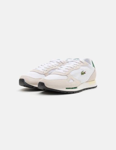 Zapatillas Lacoste blancas sobre fondo beige Zapatillas Lacoste blancas sobre fondo beige
