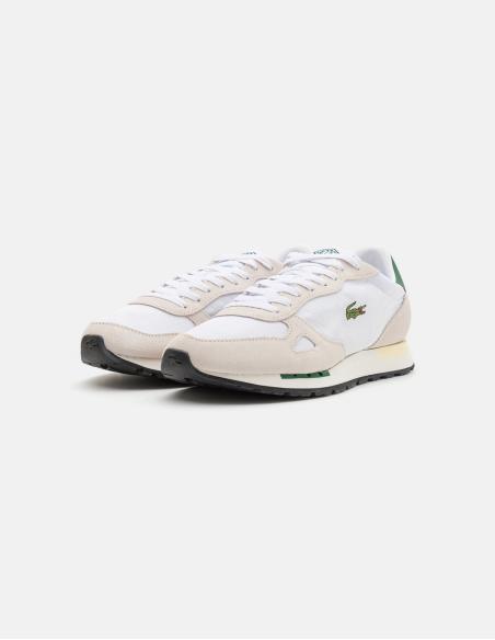 Zapatillas Lacoste blancas sobre fondo beige
