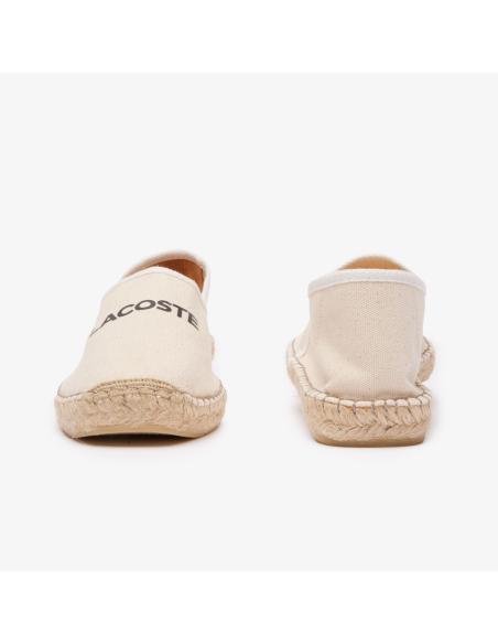 Vista trasera de las alpargatas Lacoste en blanco roto