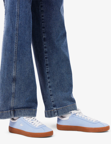 Zapatillas azules y vaqueros remangados Zapatillas azules y vaqueros remangados