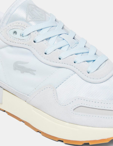 Primer plano detallado de una zapatilla Lacoste blanca Primer plano detallado de una zapatilla Lacoste blanca
