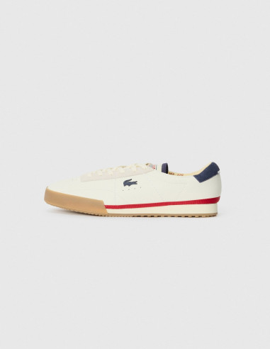 Zapatilla Lacoste blanca con talón rojo. Zapatilla Lacoste blanca con talón rojo.