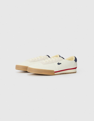Zapatilla Lacoste blanca con talón azul marino y rojo Zapatilla Lacoste blanca con talón azul marino y rojo