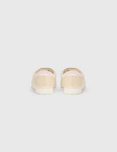 Zapatos de piel beige con una raya rosa