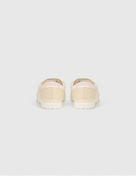 Zapatos de piel beige con una raya rosa