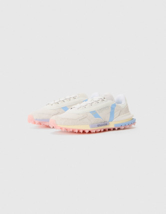 Zapatillas blancas con detalles en azul claro