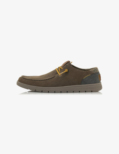 Mocasín de ante beige sin cordones.