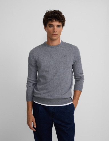 Hombre con jersey gris de cuello redondo